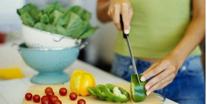 Cuisinez une salade de légumes pour le dîner selon les principes d'une bonne nutrition pour une silhouette mince. 